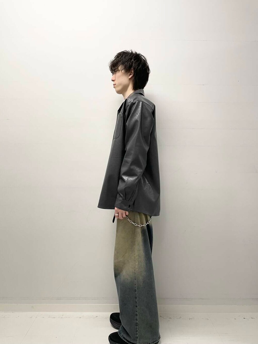 グレー系のシャツ/ブラウス、グレー系のスウェット、ブルー系のデニムパンツを着用したメンズの冬コーディネートの2枚目の写真