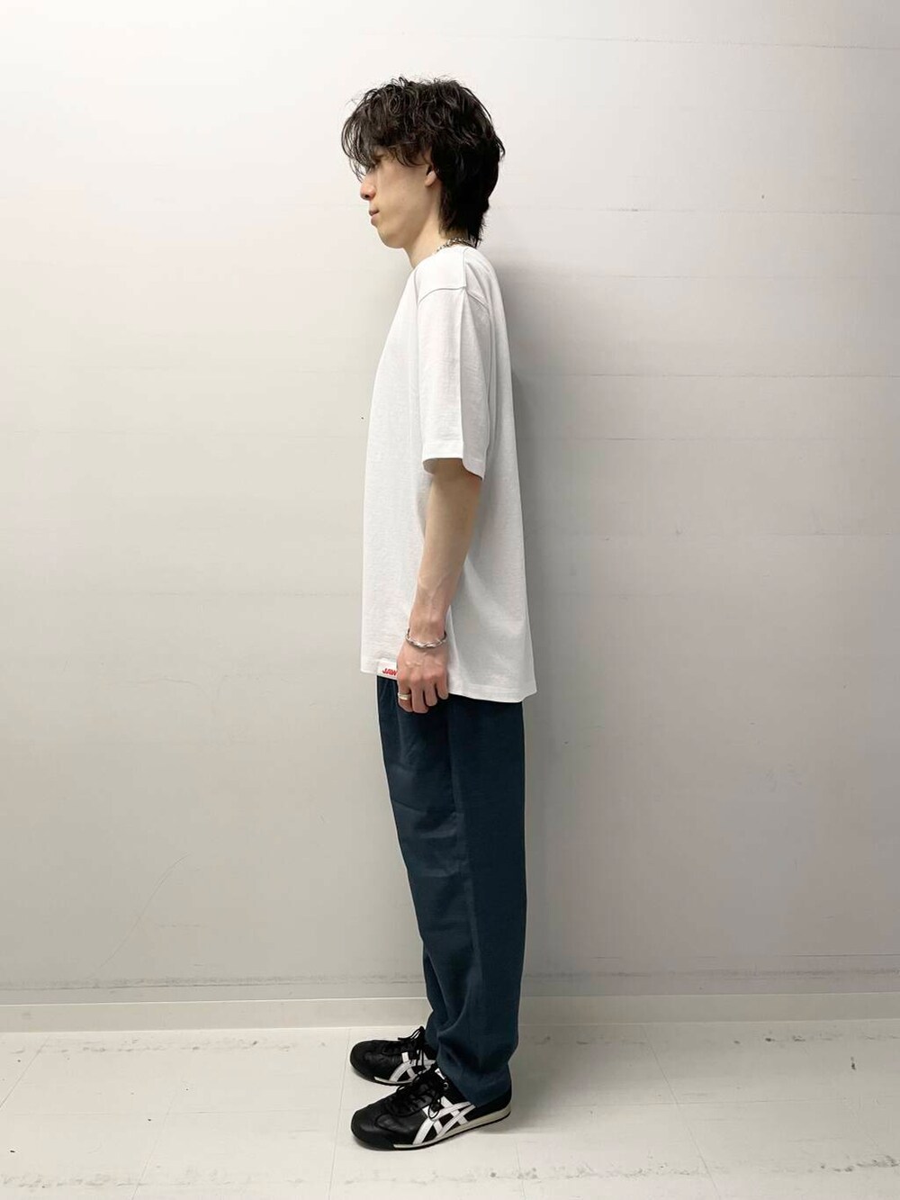 ブルー系のその他パンツ、ホワイト系のTシャツ/カットソーを着用したメンズの夏コーディネートの2枚目の写真