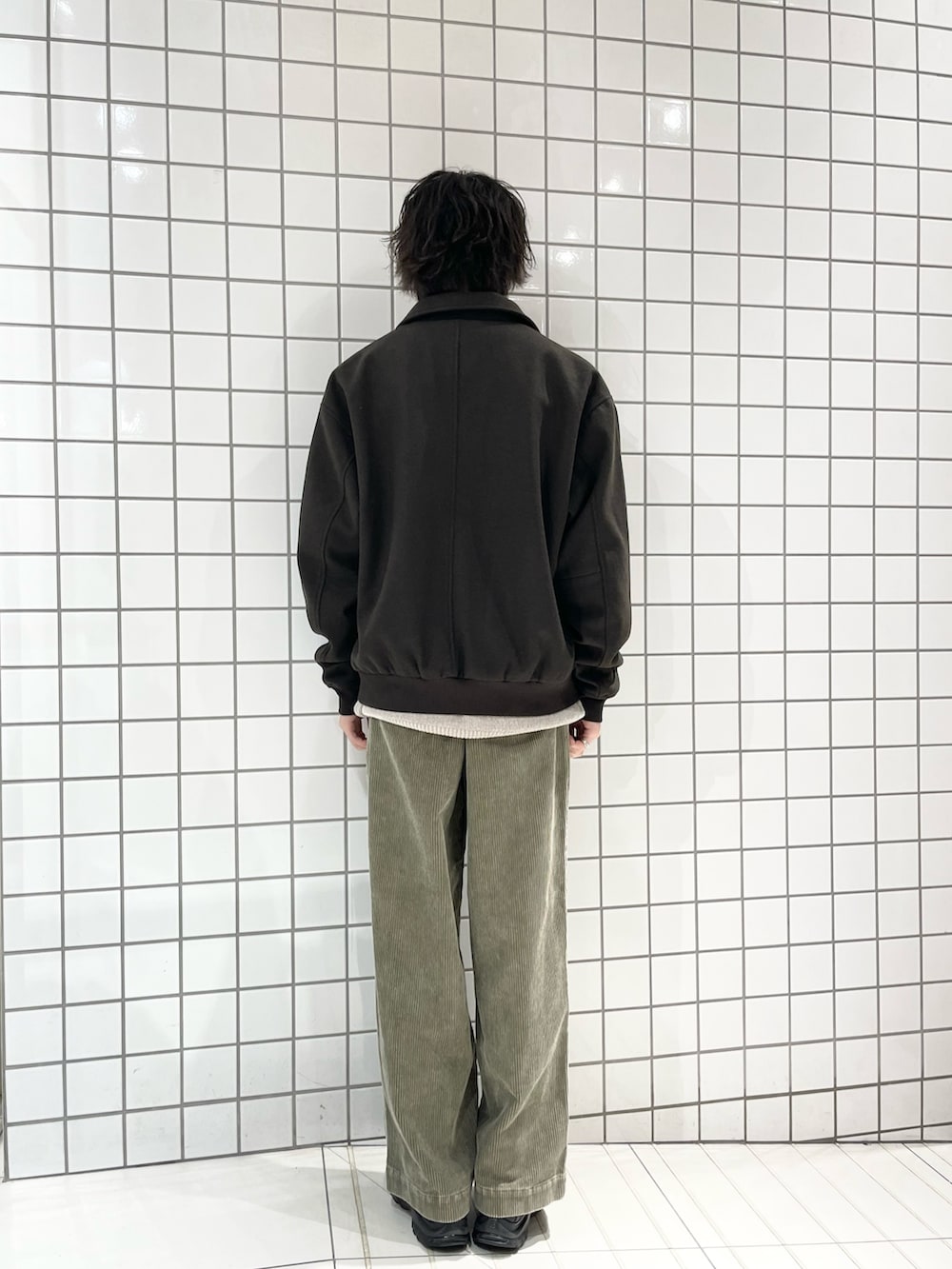 ベージュ系のその他パンツ、ベージュ系のニット/セーター、ブラウン系のブルゾンを着用したメンズの冬コーディネートの3枚目の写真