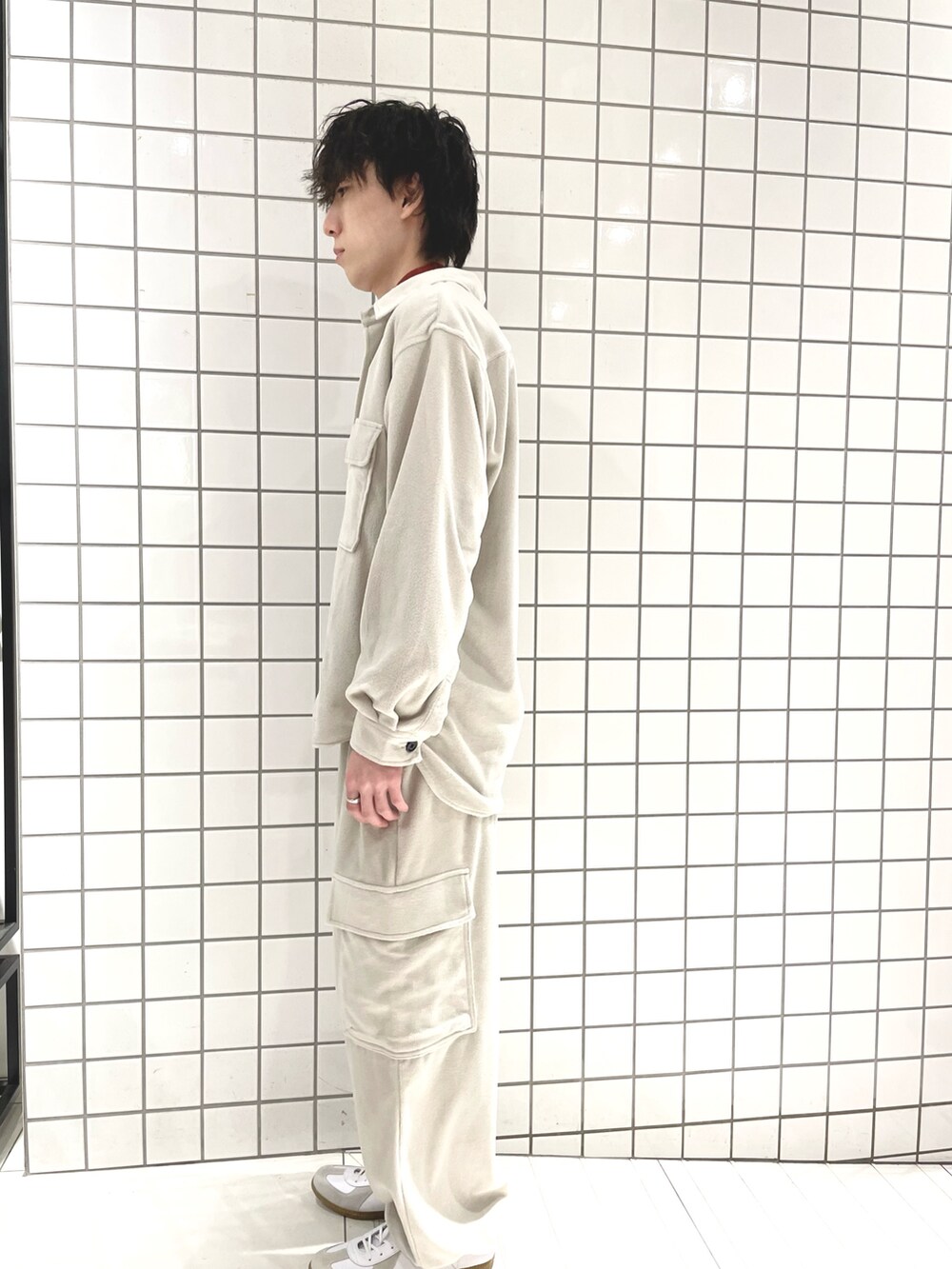 レッド系のニット/セーター、グレー系のシャツ/ブラウス、グレー系のその他パンツを着用したメンズの秋コーディネートの2枚目の写真