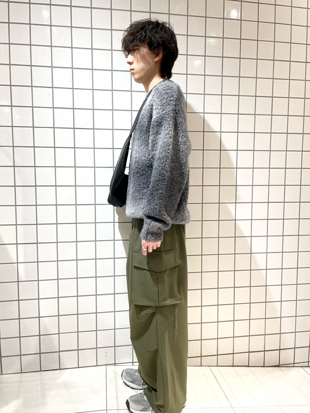 グレー系のニット/セーター、グリーン系のその他パンツを着用したメンズの冬コーディネートの2枚目の写真