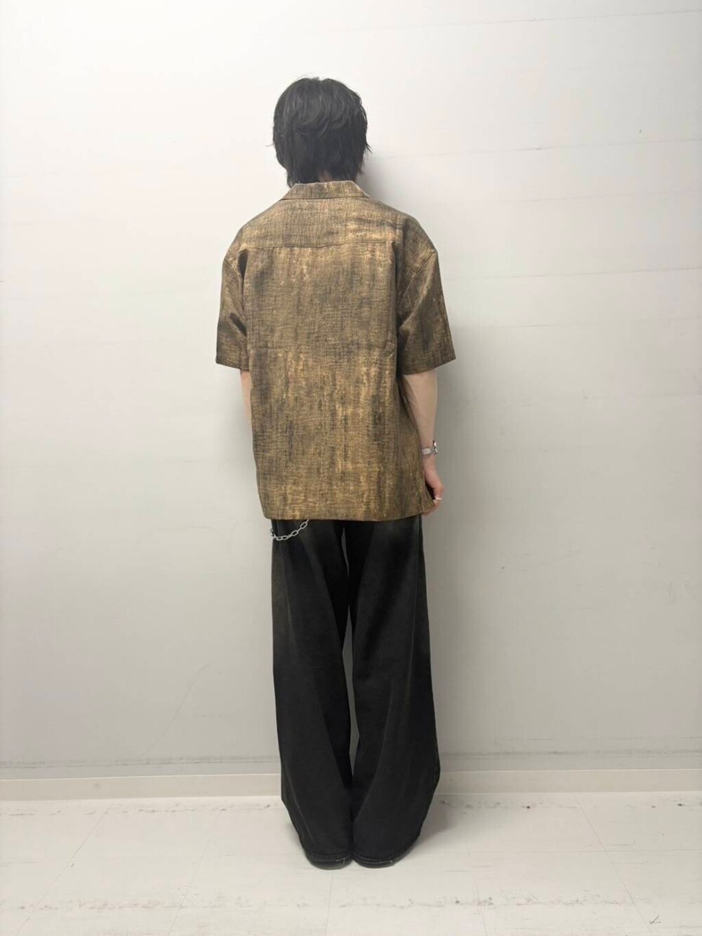 ブラック系のデニムパンツ、ブラウン系のシャツ/ブラウス、ブラック系のTシャツ/カットソーを着用したメンズの夏コーディネートの3枚目の写真