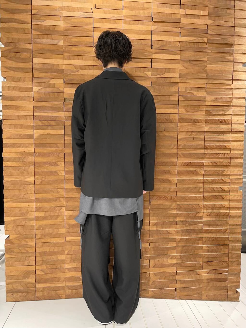 ブラック系のカーゴパンツ、ブラック系のその他アウター、グレー系のシャツ/ブラウスを着用したメンズの秋コーディネートの4枚目の写真