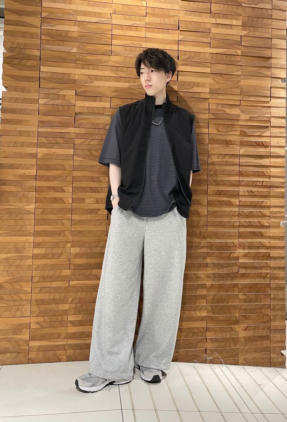 その他のその他アウター、その他のTシャツ/カットソー、グレー系のスウェットパンツを着用したメンズの夏コーディネートの2枚目の写真