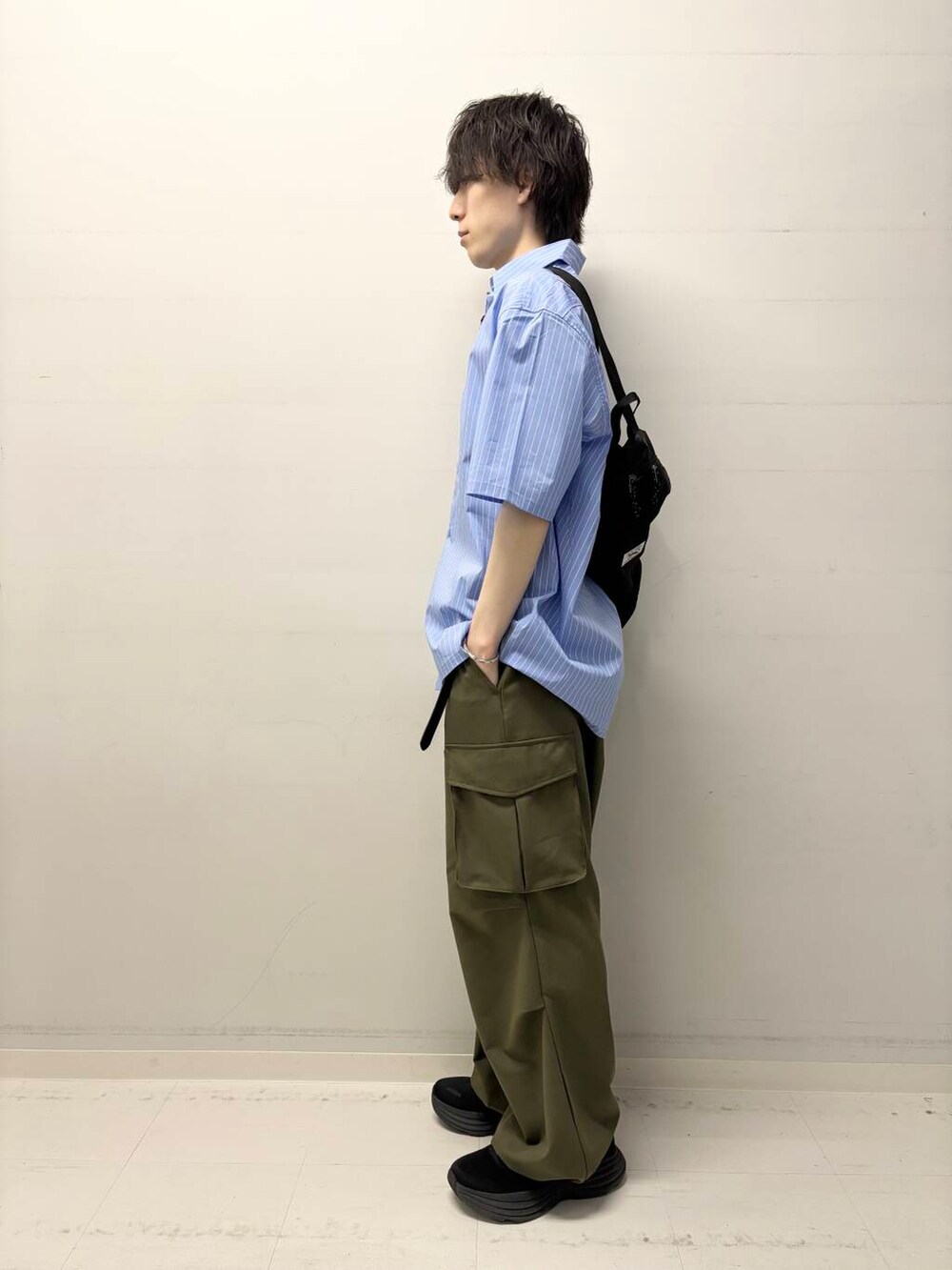 グリーン系のその他パンツ、ブルー系のシャツ/ブラウス、ブラック系のバックパック/リュックを着用したメンズの春コーディネートの2枚目の写真