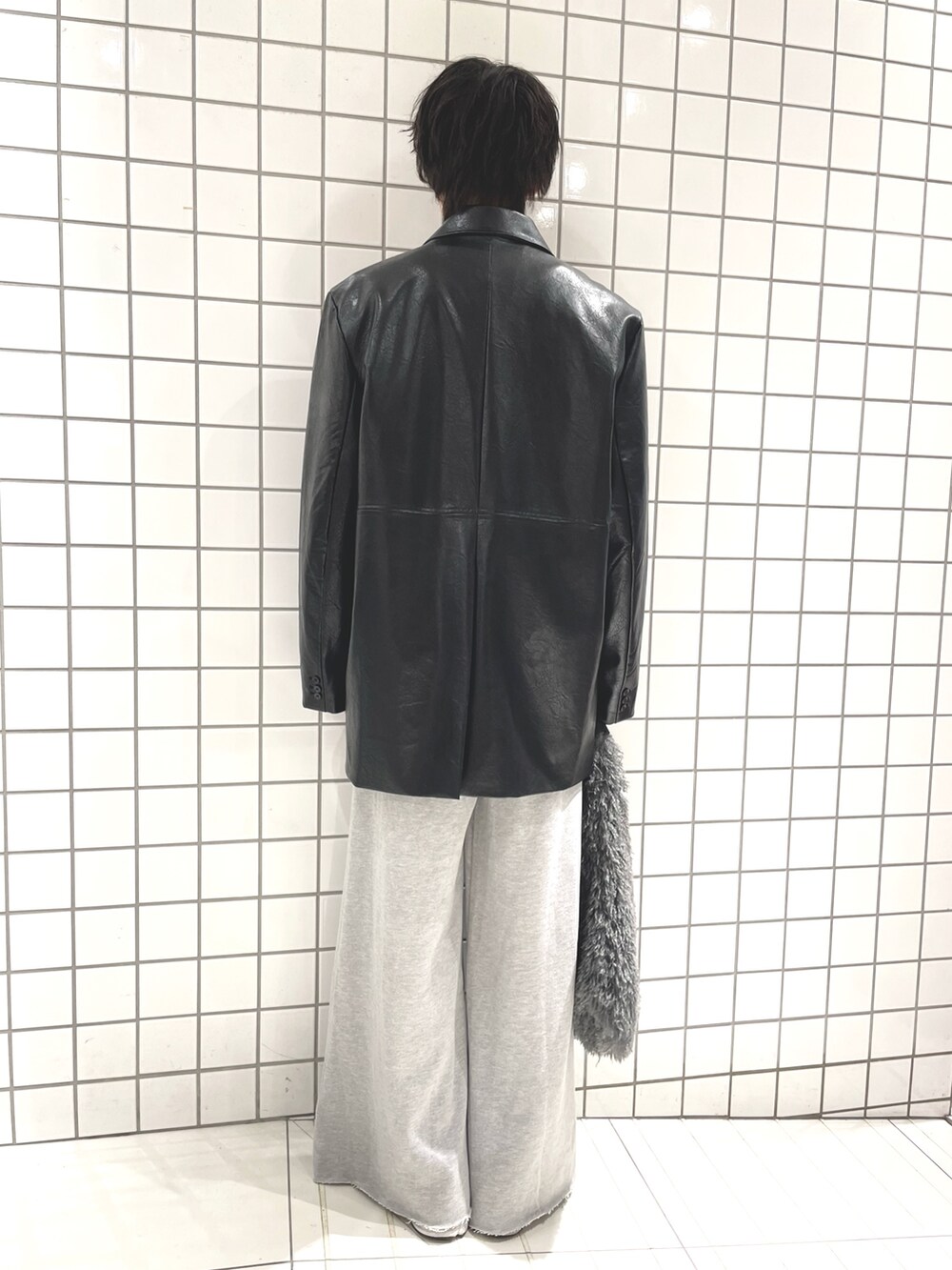 ブルー系のスウェット、ブラック系のその他アウター、グレー系のスウェットパンツを着用したメンズの冬コーディネートの3枚目の写真