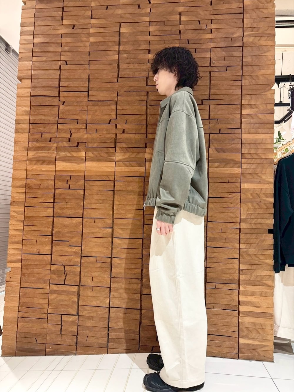 ホワイト系のその他パンツ、グレー系のニット/セーター、グリーン系のブルゾンを着用したメンズの冬コーディネートの2枚目の写真