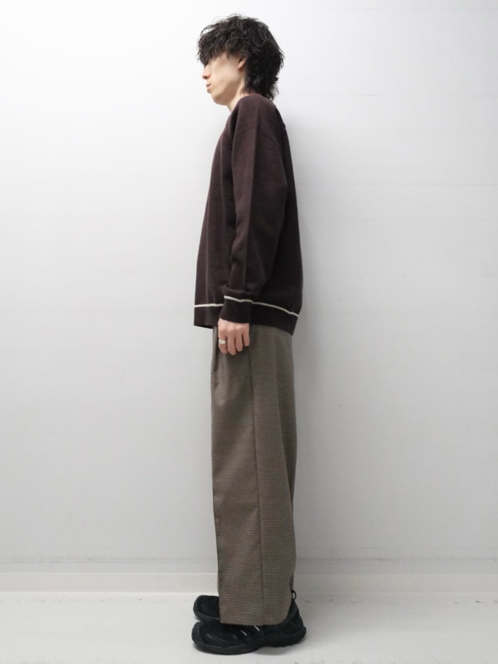 ブラウン系のニット/セーター、ブラウン系のその他パンツを着用したメンズの秋コーディネートの2枚目の写真