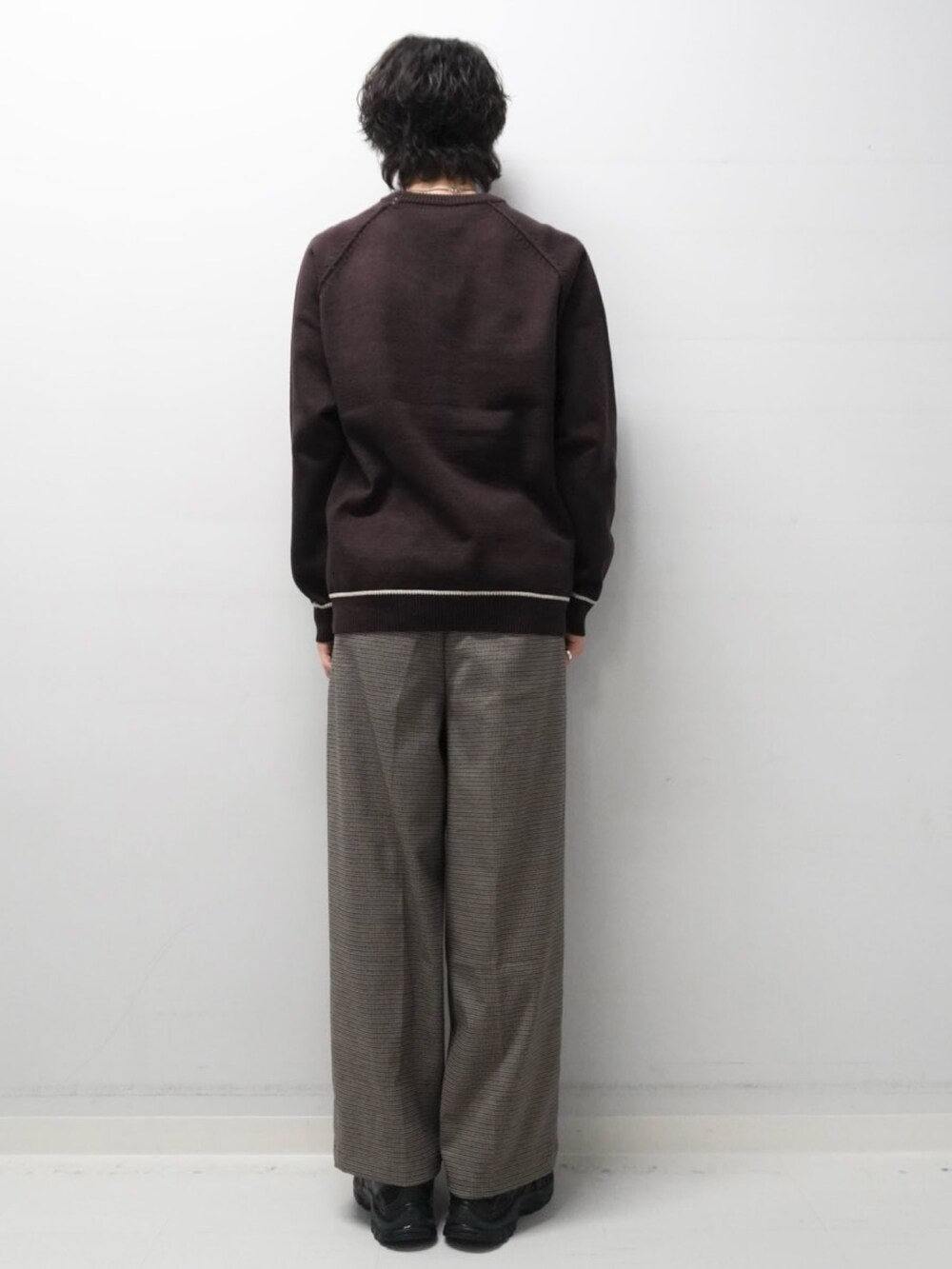 ブラウン系のニット/セーター、ブラウン系のその他パンツを着用したメンズの秋コーディネートの3枚目の写真