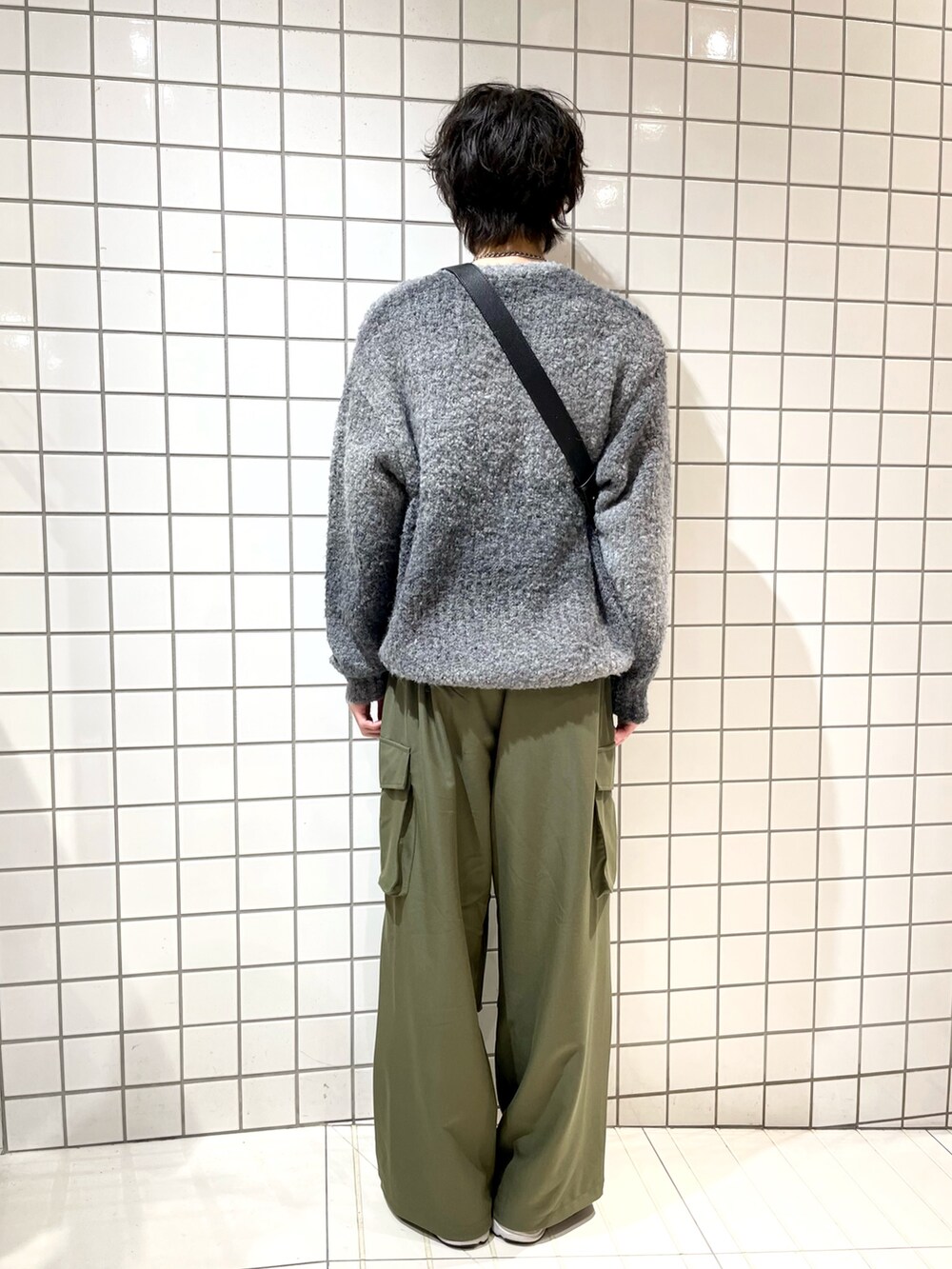 グレー系のニット/セーター、グリーン系のその他パンツを着用したメンズの冬コーディネートの3枚目の写真