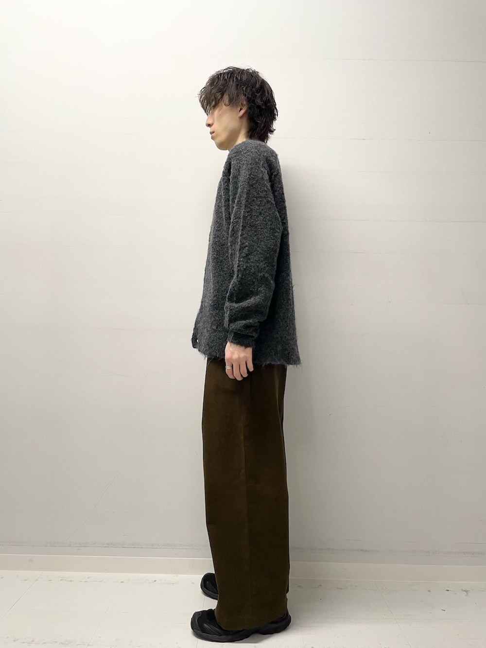 ブラウン系のその他パンツ、グレー系のカーディガン/ボレロ、ブラック系のTシャツ/カットソーを着用したメンズの冬コーディネートの2枚目の写真