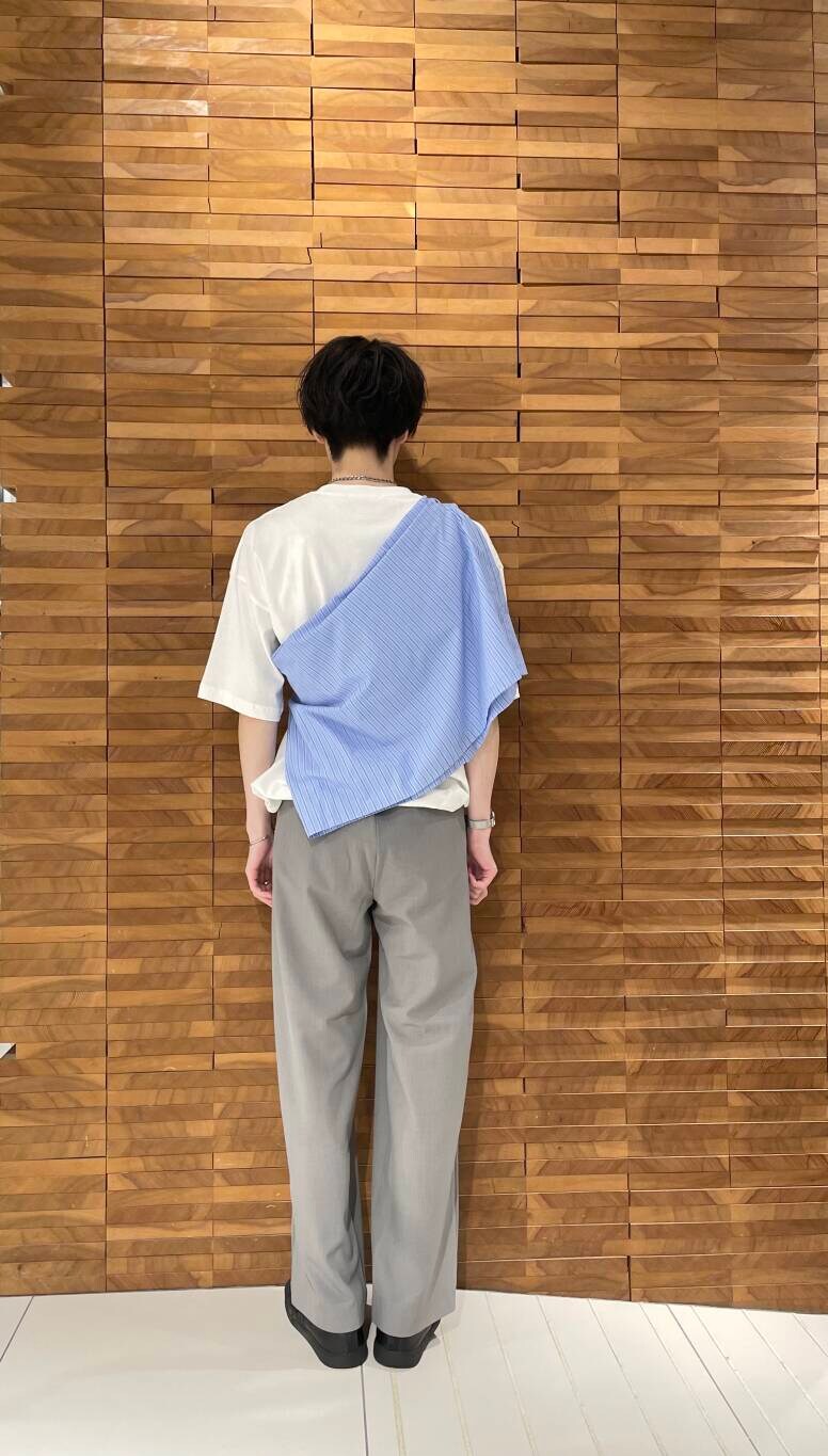 グレー系のスラックス、ホワイト系のTシャツ/カットソー、ブルー系のシャツ/ブラウスを着用したメンズの秋コーディネートの3枚目の写真