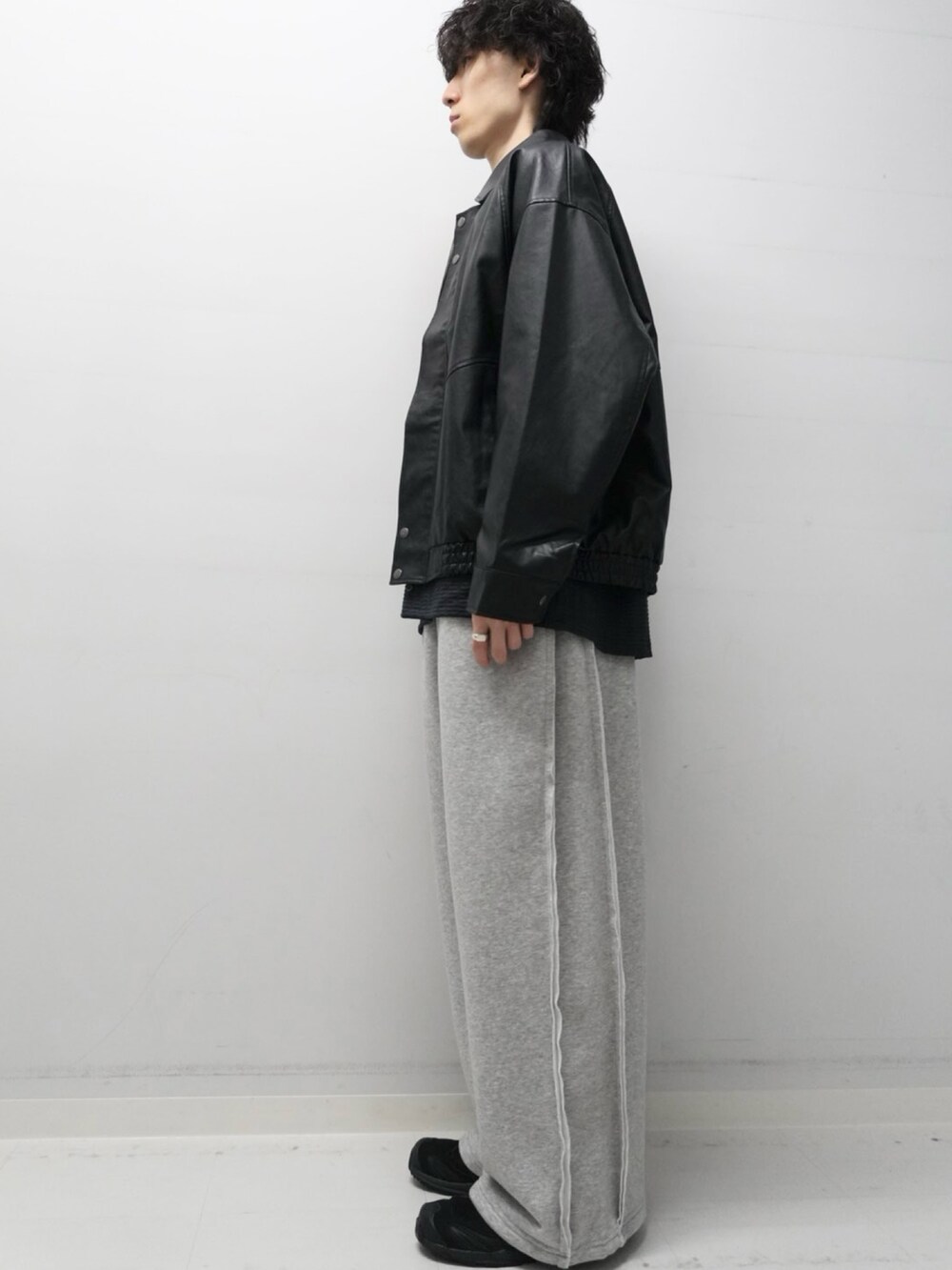 グリーン系のその他パンツ、グレー系のTシャツ/カットソー、ブラック系のブルゾンを着用したメンズの秋コーディネートの2枚目の写真