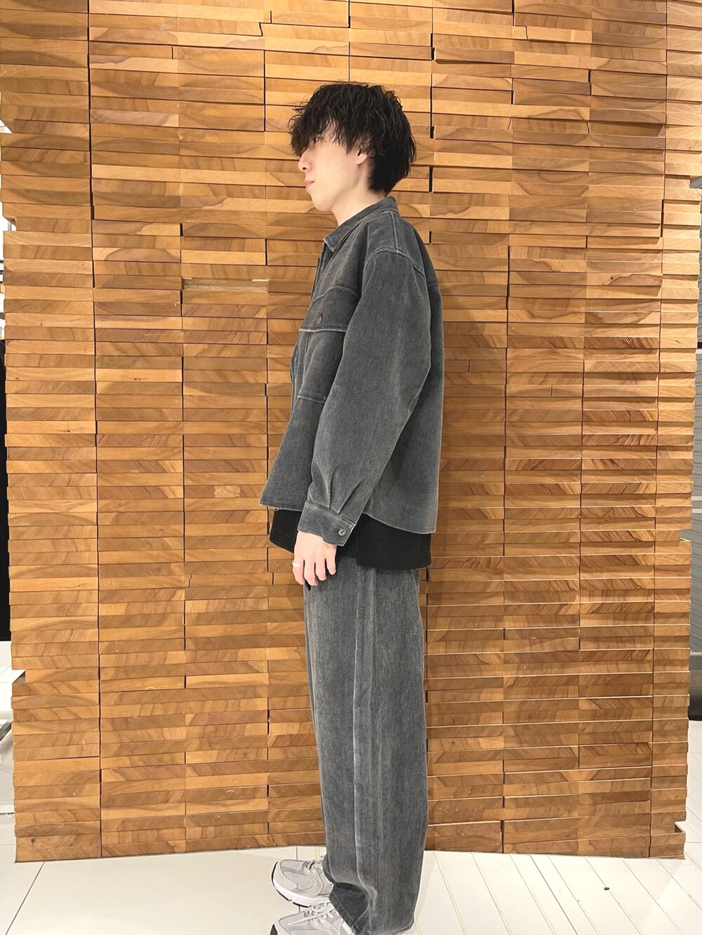 ブラック系のTシャツ/カットソー、ブラック系のブルゾン、ブラック系のその他パンツを着用したメンズの秋コーディネートの3枚目の写真