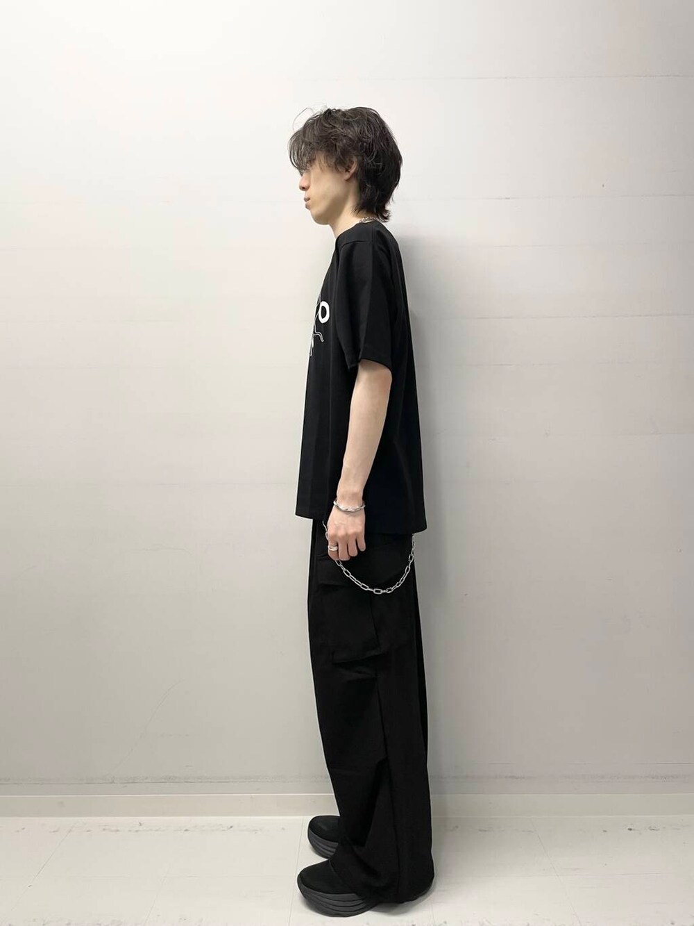 ブラック系のその他パンツ、ブラック系のTシャツ/カットソーを着用したメンズの夏コーディネートの2枚目の写真