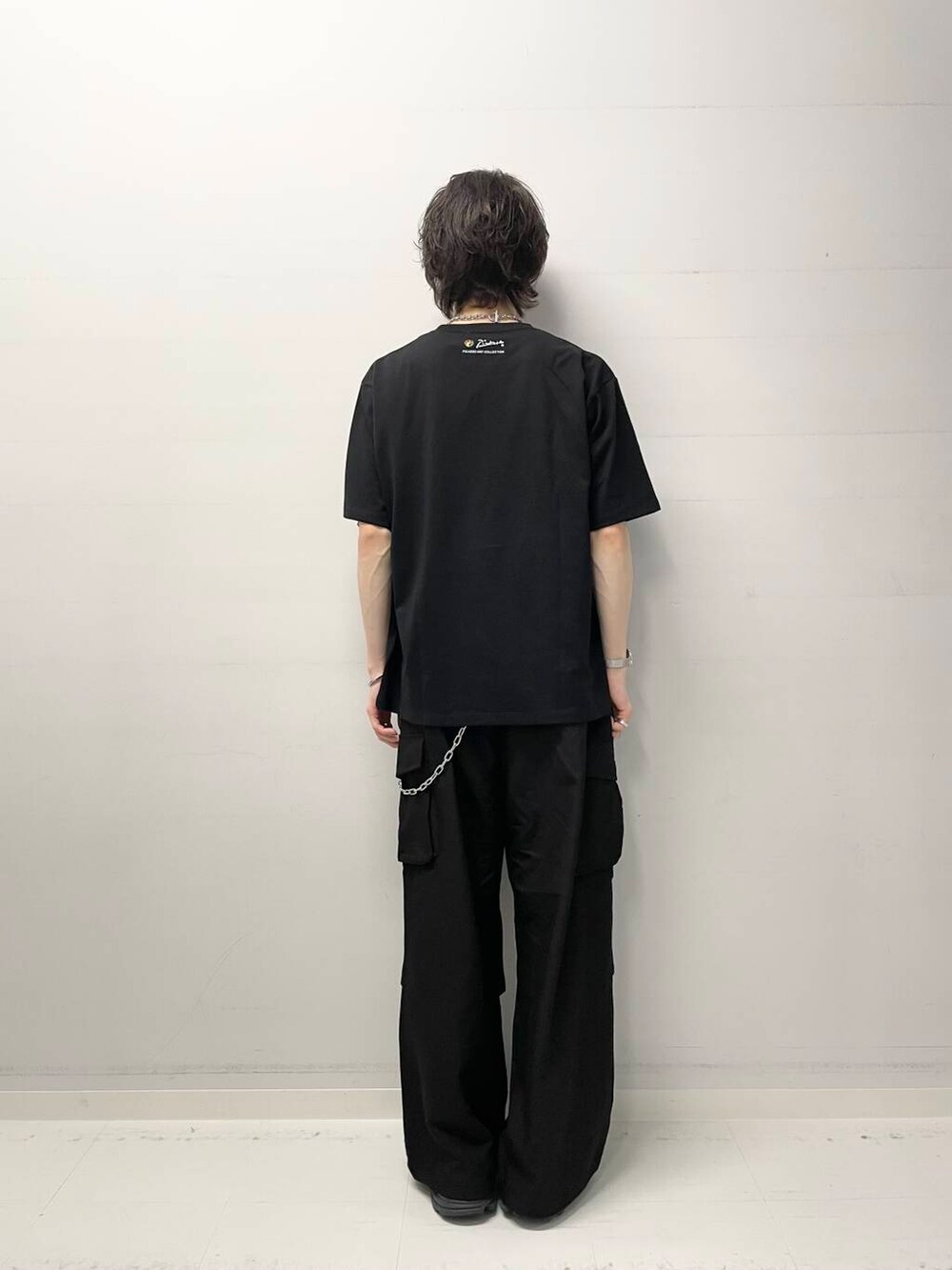 ブラック系のその他パンツ、ブラック系のTシャツ/カットソーを着用したメンズの夏コーディネートの3枚目の写真