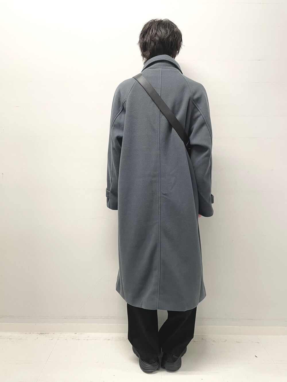 ホワイト系のニット/セーター、ブルー系のステンカラーコート、ブラック系のその他パンツを着用したメンズの冬コーディネートの3枚目の写真