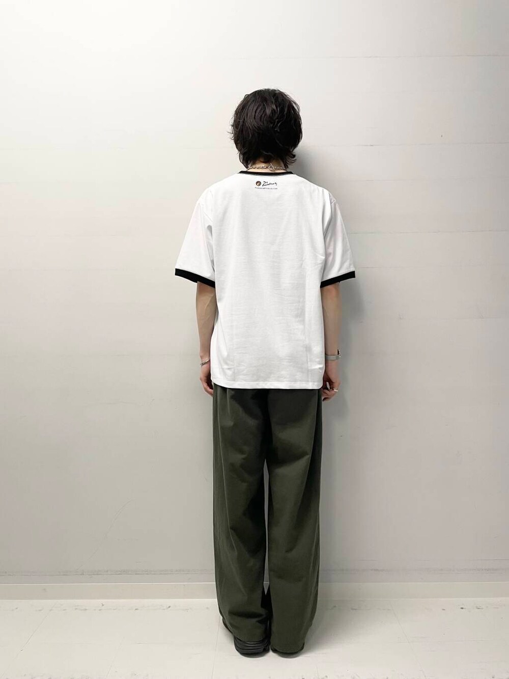 グリーン系のその他パンツ、ホワイト系のTシャツ/カットソーを着用したメンズの夏コーディネートの3枚目の写真