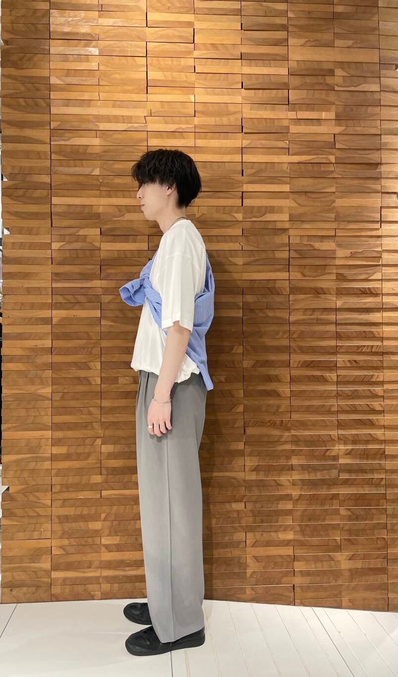 グレー系のスラックス、ホワイト系のTシャツ/カットソー、ブルー系のシャツ/ブラウスを着用したメンズの秋コーディネートの2枚目の写真