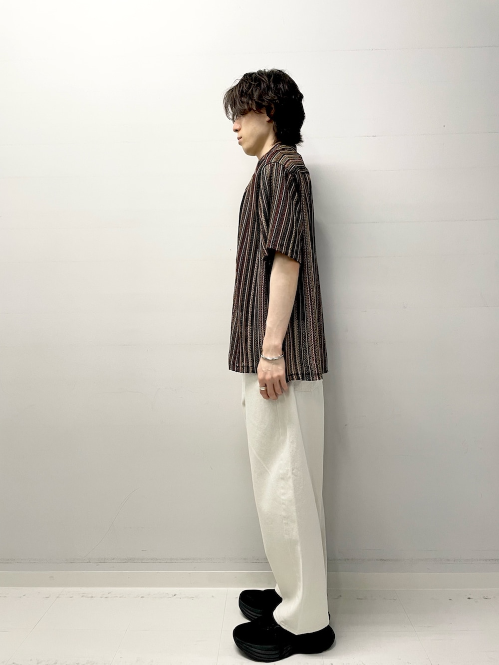 ブルー系のシャツ/ブラウス、ブラック系のTシャツ/カットソー、ホワイト系のデニムパンツを着用したメンズの夏コーディネートの2枚目の写真