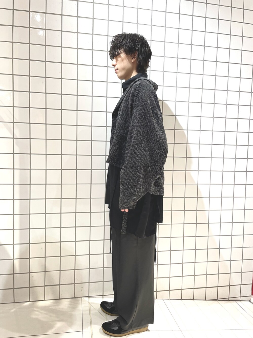 ブラック系のシャツ/ブラウス、ブラック系のその他アウター、グレー系のその他パンツを着用したメンズの冬コーディネートの2枚目の写真