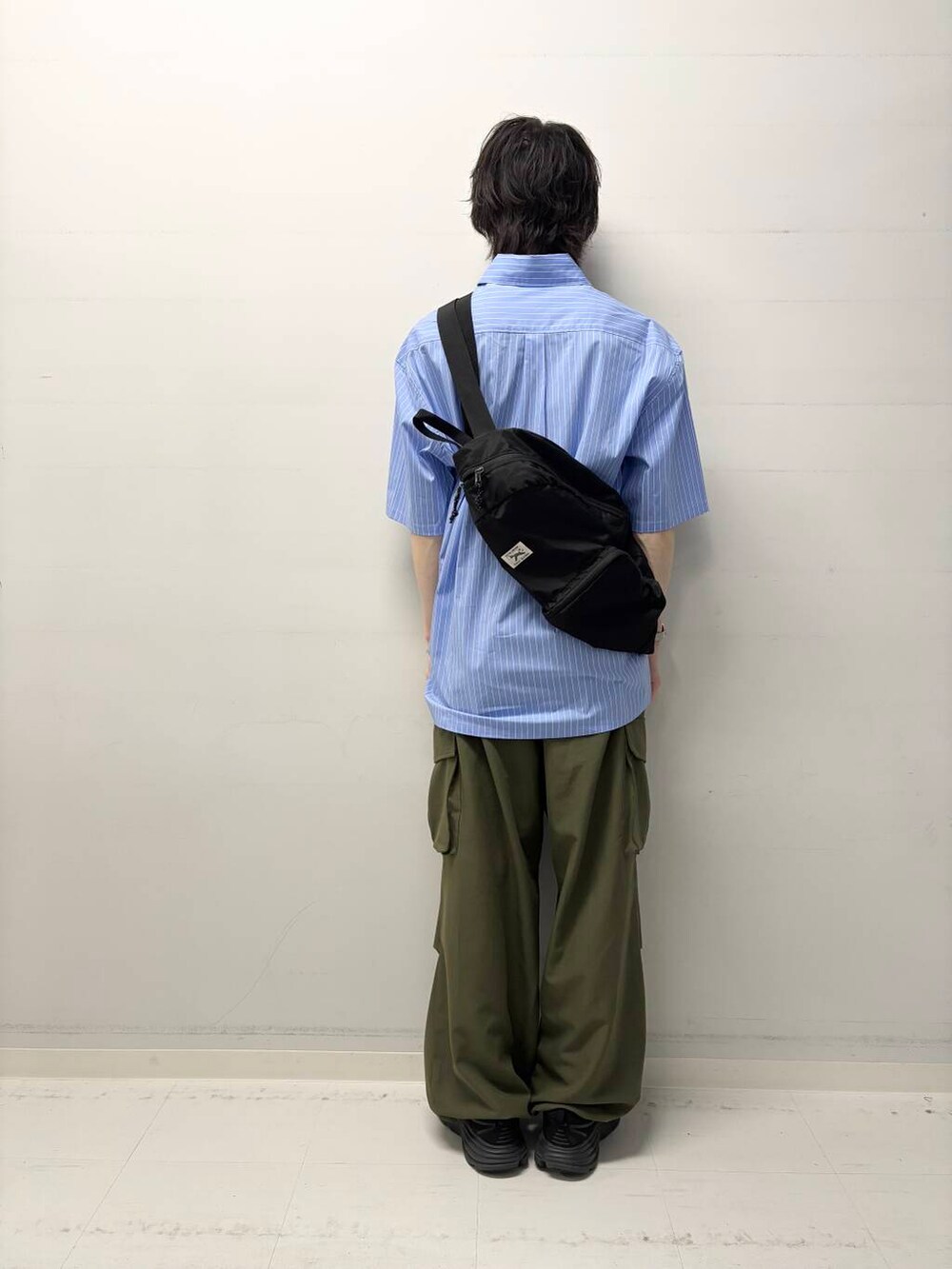 グリーン系のその他パンツ、ブルー系のシャツ/ブラウス、ブラック系のバックパック/リュックを着用したメンズの春コーディネートの3枚目の写真