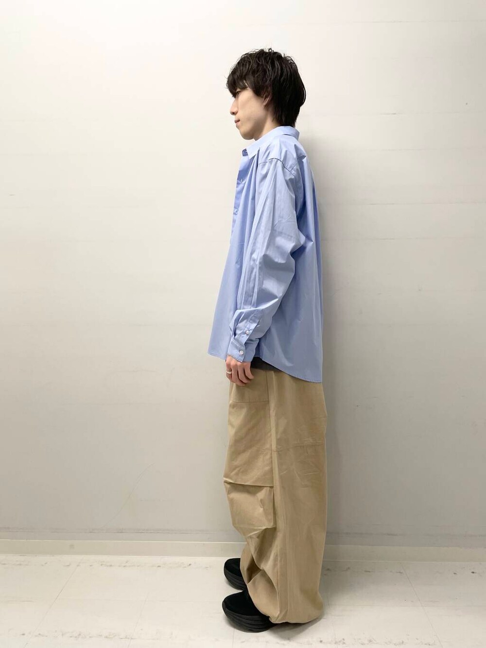 ベージュ系のその他パンツ、ブルー系のシャツ/ブラウス、グレー系のTシャツ/カットソーを着用したメンズの冬コーディネートの2枚目の写真