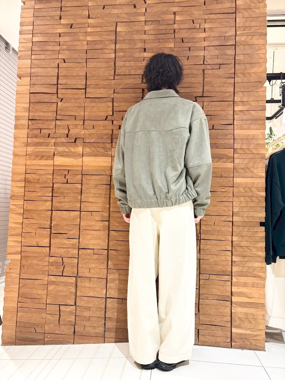 ホワイト系のその他パンツ、グレー系のニット/セーター、グリーン系のブルゾンを着用したメンズの冬コーディネートの3枚目の写真