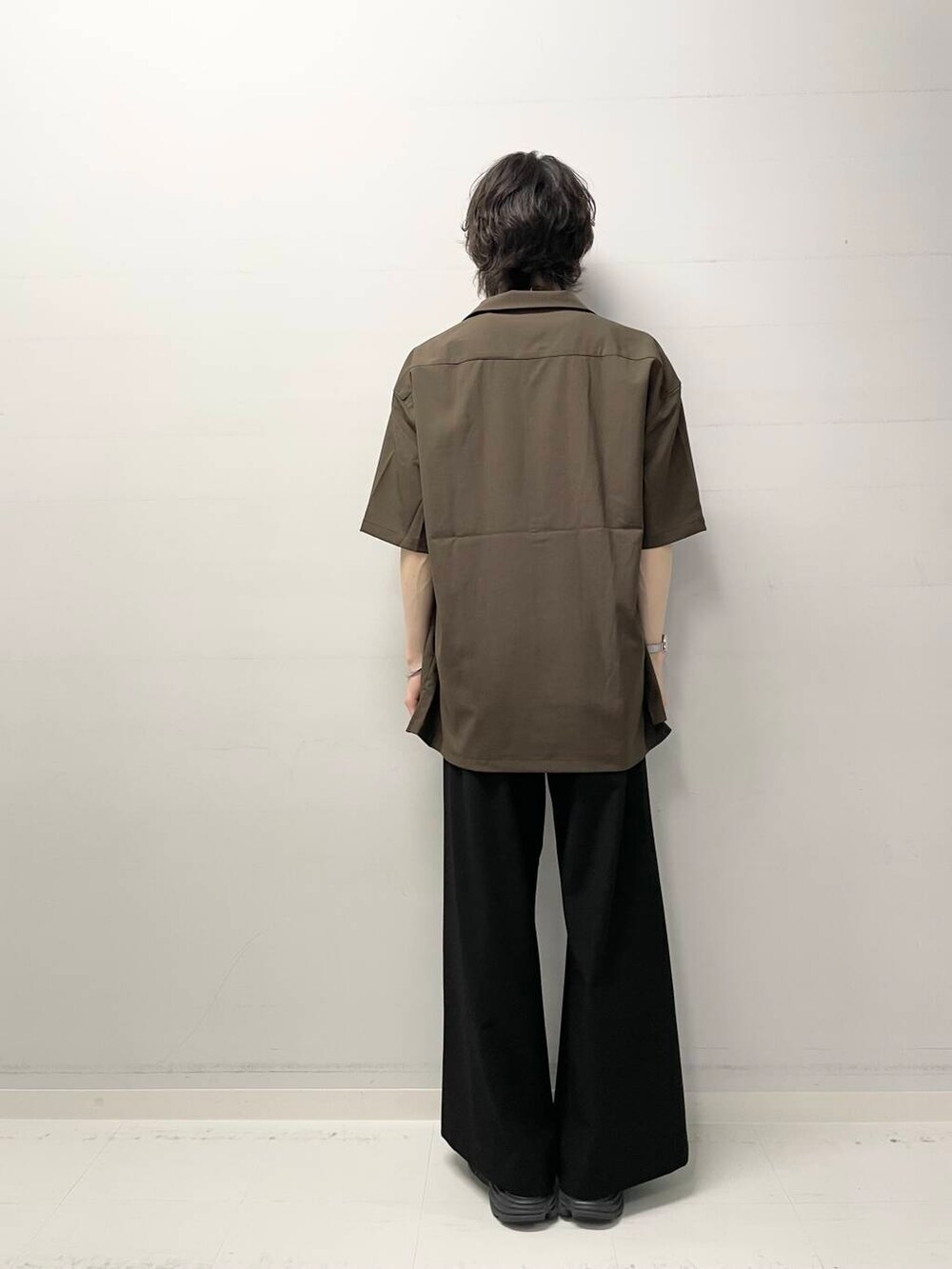 ブラウン系のシャツ/ブラウス、ブラック系のTシャツ/カットソー、ブラック系のその他パンツを着用したメンズの夏コーディネートの3枚目の写真