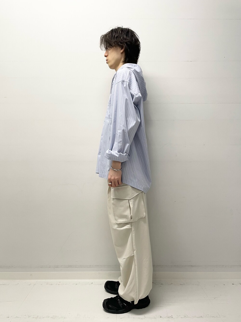 ブラック系のタンクトップ、ブルー系のシャツ/ブラウス、ホワイト系のその他パンツを着用したメンズの秋コーディネートの2枚目の写真