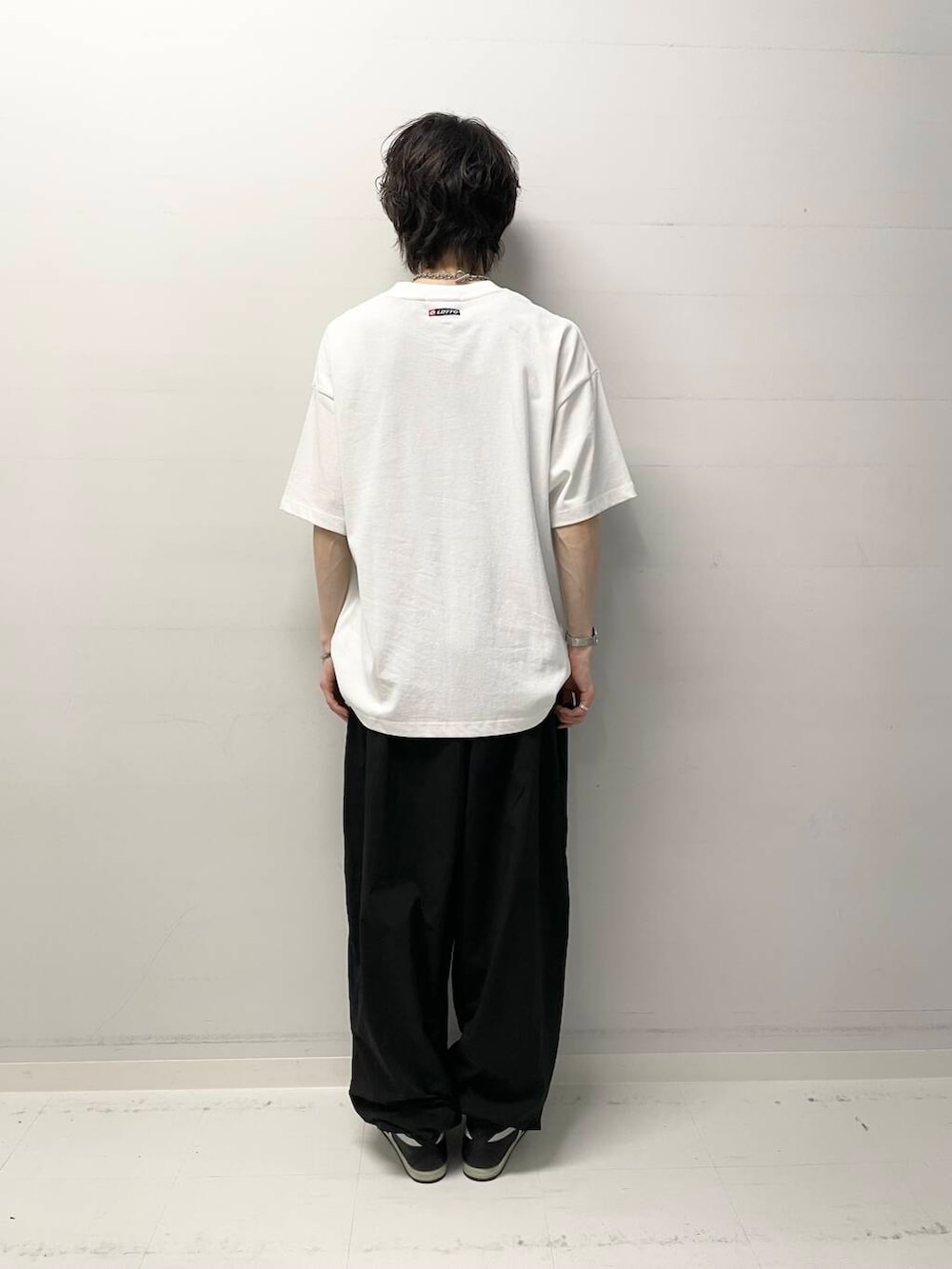 ブラック系のその他パンツ、ホワイト系のTシャツ/カットソーを着用したメンズの夏コーディネートの3枚目の写真