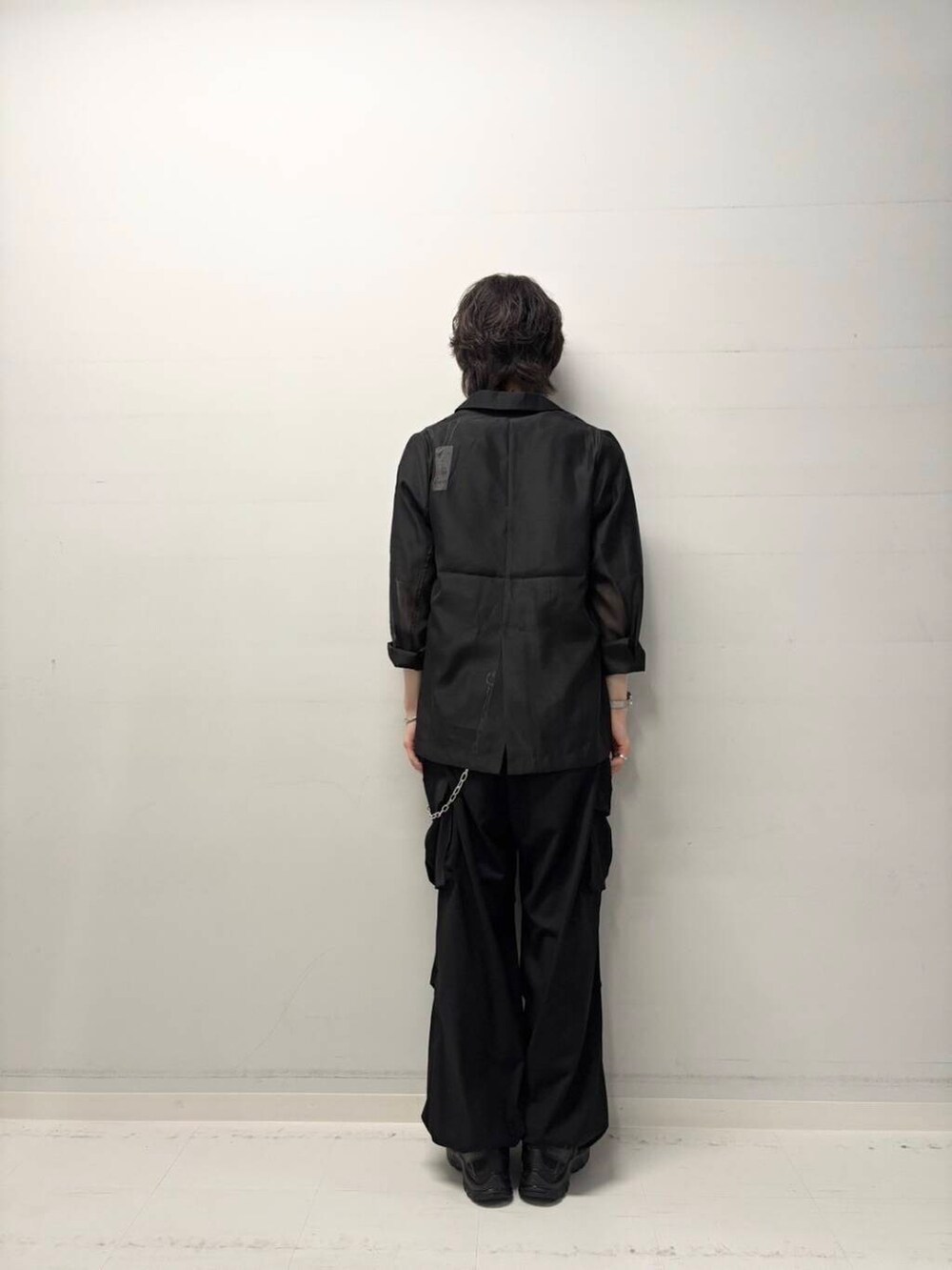 ブラック系のその他アウター、ブラック系のTシャツ/カットソー、ブラック系のその他パンツを着用したメンズの夏コーディネートの3枚目の写真