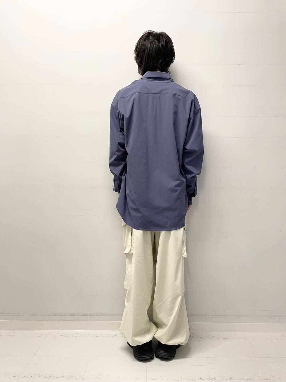 ブルー系のシャツ/ブラウス、グレー系のTシャツ/カットソー、ベージュ系のその他パンツを着用したメンズの春コーディネートの3枚目の写真