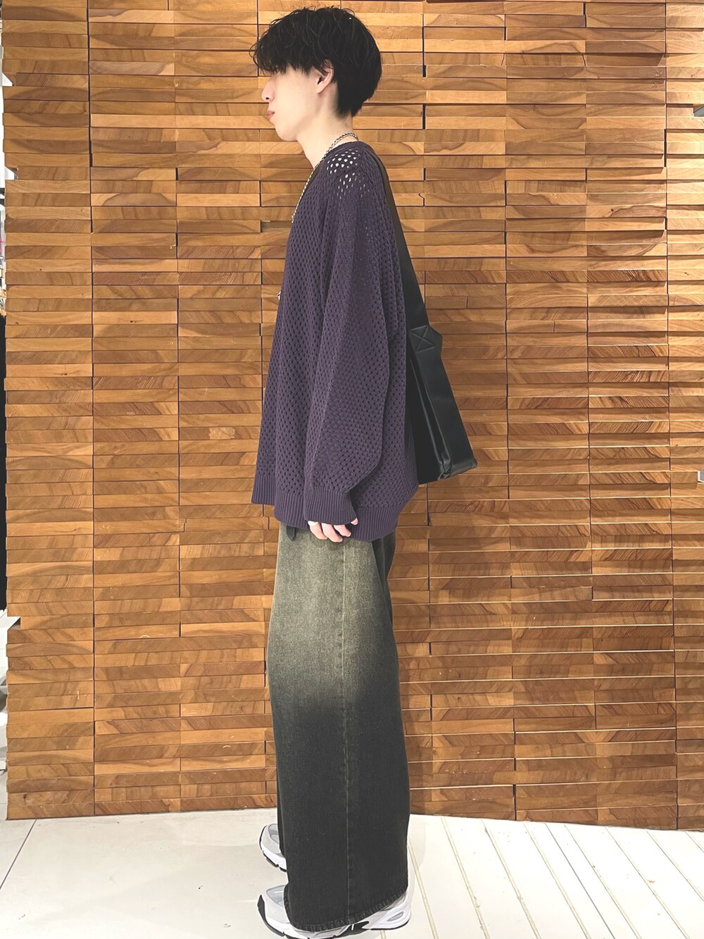 パープル系のニット/セーター、ブラック系のデニムパンツを着用したメンズの秋コーディネートの2枚目の写真