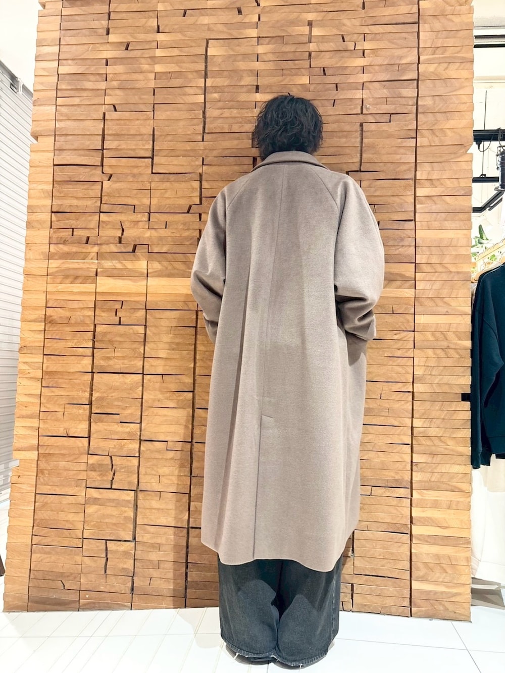 ブラック系のTシャツ/カットソー、ブルー系のデニムパンツ、ブラウン系のその他アウターを着用したメンズの冬コーディネートの3枚目の写真