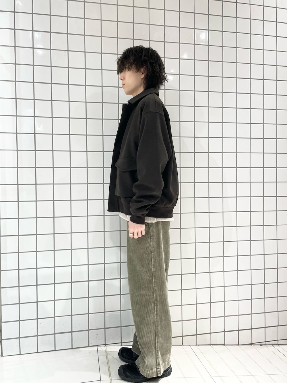 ベージュ系のその他パンツ、ベージュ系のニット/セーター、ブラウン系のブルゾンを着用したメンズの冬コーディネートの2枚目の写真