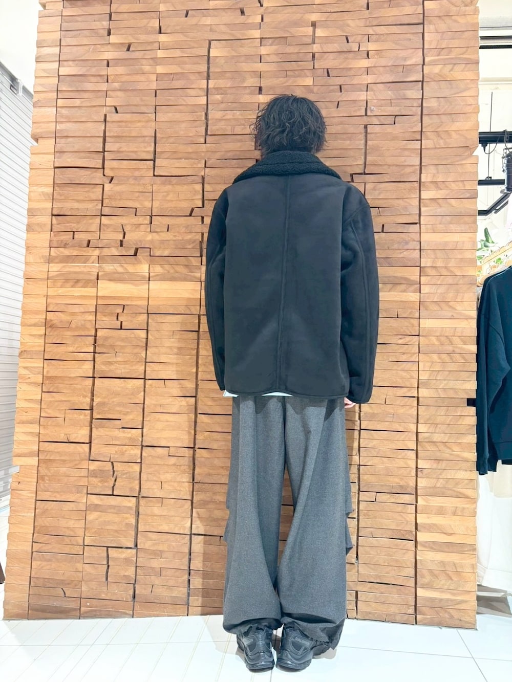 グレー系のその他パンツ、ブルー系のTシャツ/カットソー、ブラック系のブルゾンを着用したメンズの冬コーディネートの3枚目の写真