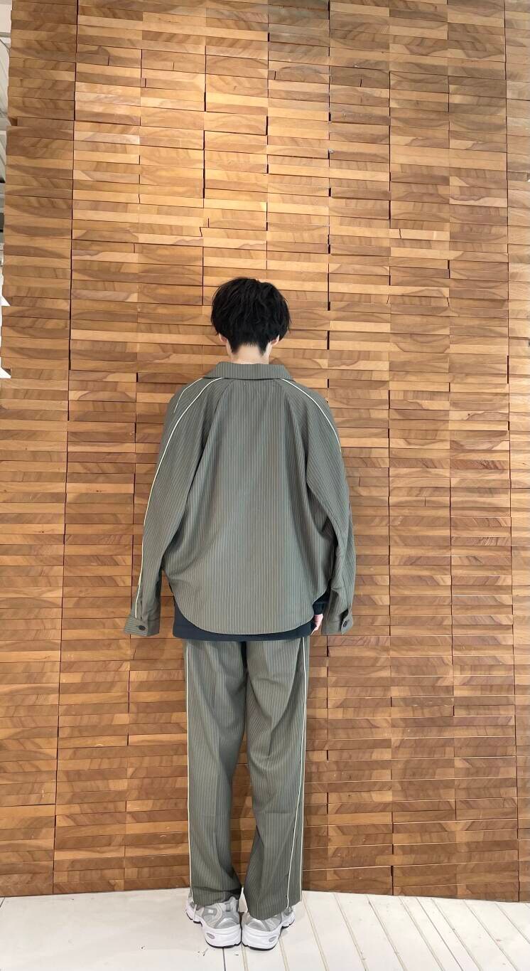 ブラック系のTシャツ/カットソー、グリーン系のシャツ/ブラウス、グリーン系のその他パンツを着用したメンズの秋コーディネートの4枚目の写真