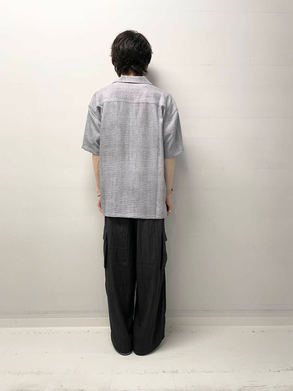 ブラック系のTシャツ/カットソー、グレー系のシャツ/ブラウス、グレー系のその他パンツを着用したメンズの夏コーディネートの3枚目の写真