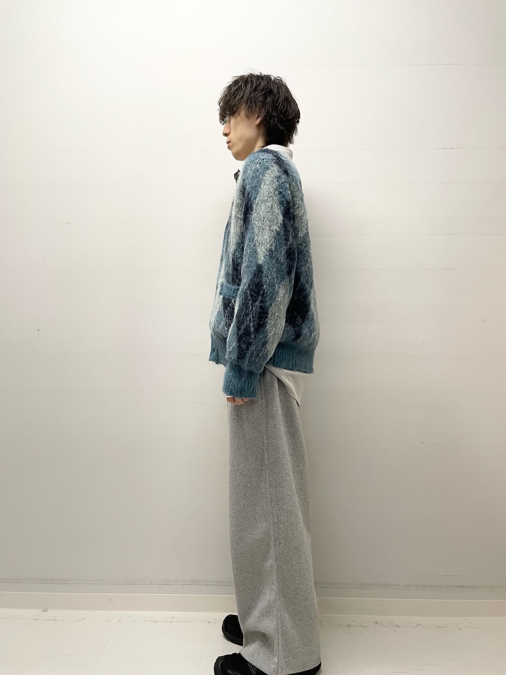 グレー系のその他パンツ、ベージュ系のシャツ/ブラウス、ブルー系のニット/セーターを着用したメンズの冬コーディネートの2枚目の写真