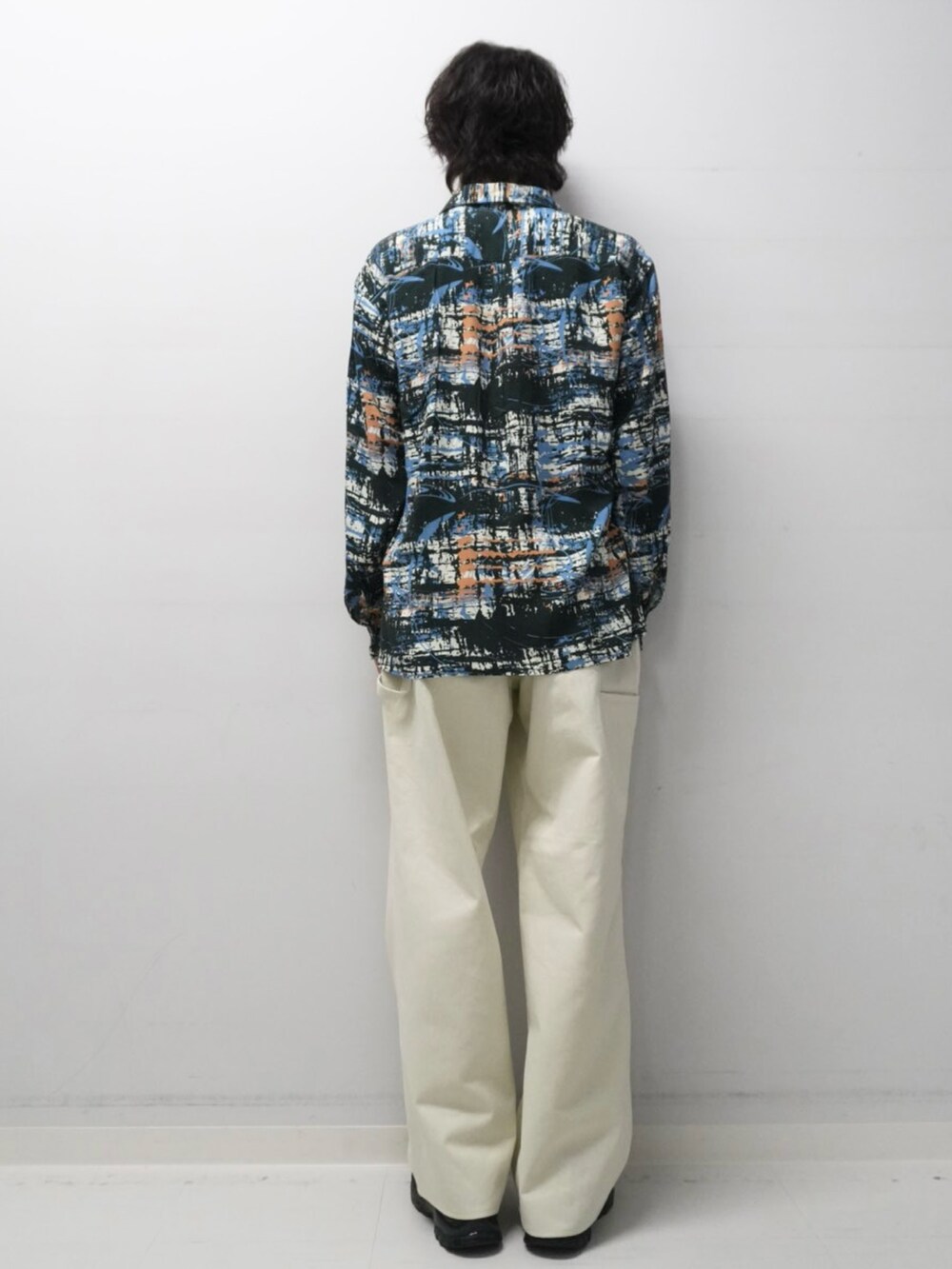 ホワイト系のその他パンツ、ブルー系のシャツ/ブラウスを着用したメンズの秋コーディネートの3枚目の写真