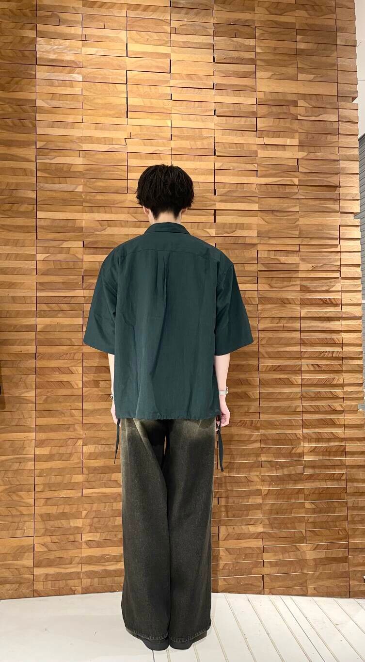 ブラック系のTシャツ/カットソー、グリーン系のシャツ/ブラウス、ブラック系のデニムパンツを着用したメンズの夏コーディネートの3枚目の写真