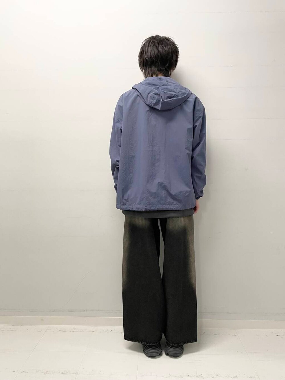 グレー系のTシャツ/カットソー、ブラック系のデニムパンツ、ブルー系のブルゾンを着用したメンズの春コーディネートの3枚目の写真