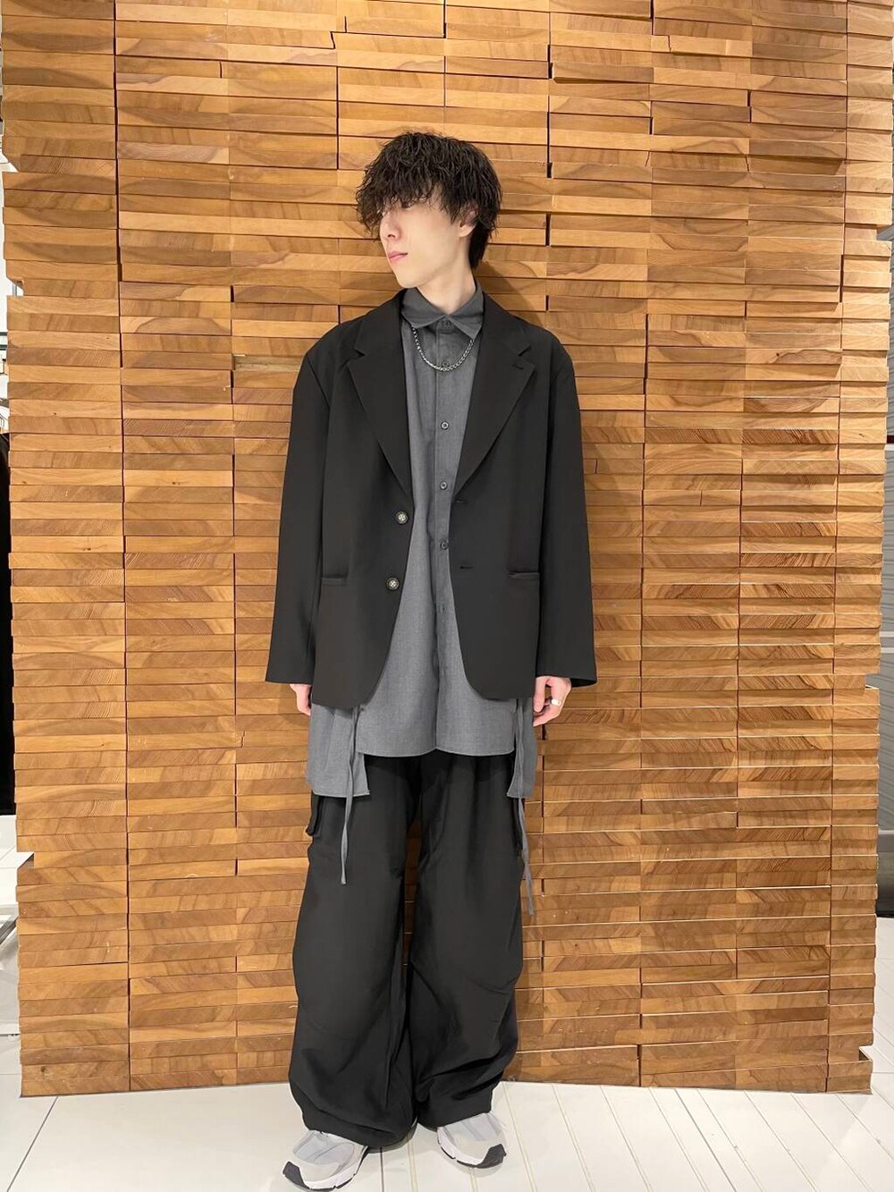 ブラック系のカーゴパンツ、ブラック系のその他アウター、グレー系のシャツ/ブラウスを着用したメンズの秋コーディネートの2枚目の写真