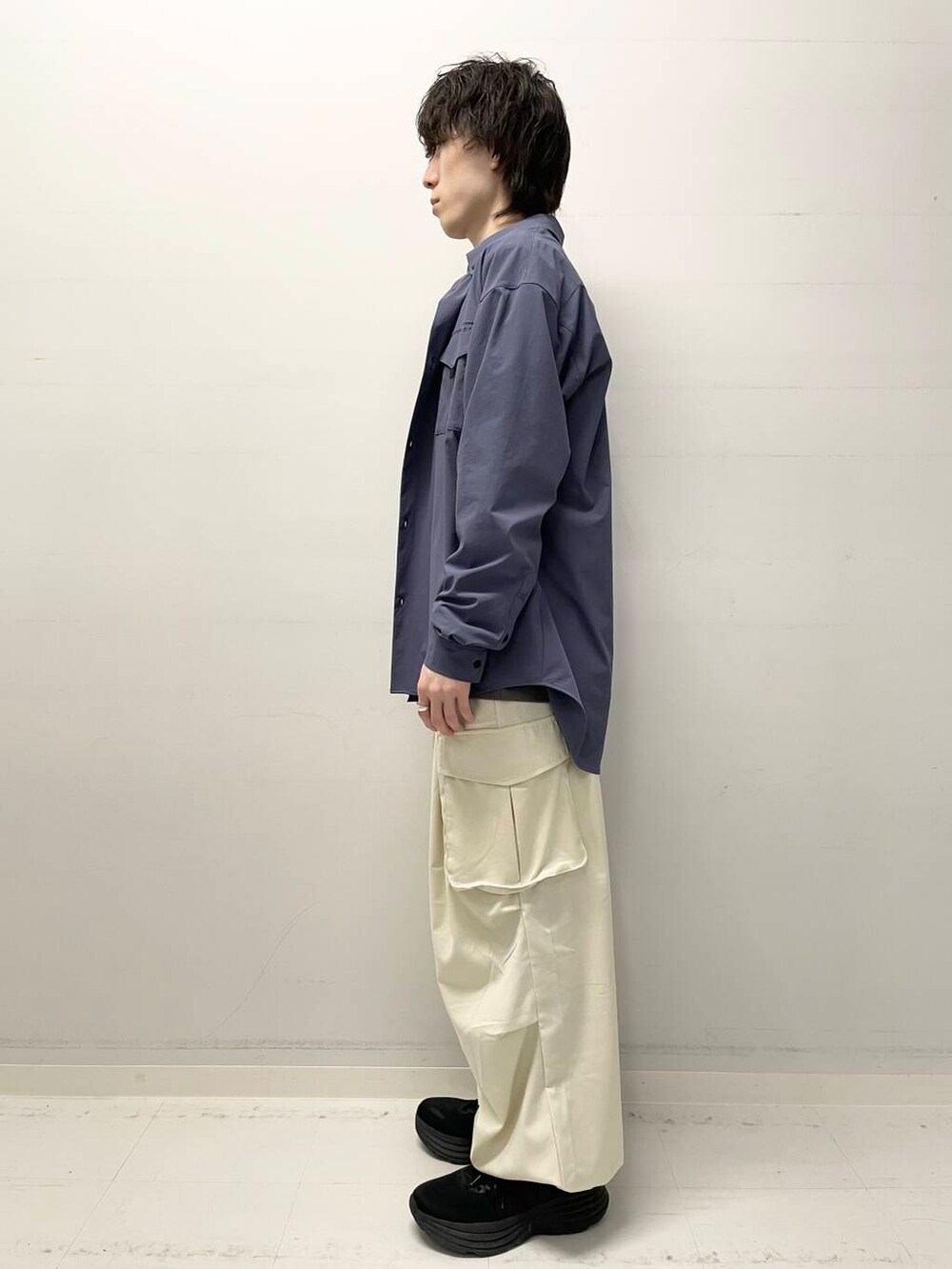 ブルー系のシャツ/ブラウス、グレー系のTシャツ/カットソー、ベージュ系のその他パンツを着用したメンズの春コーディネートの2枚目の写真