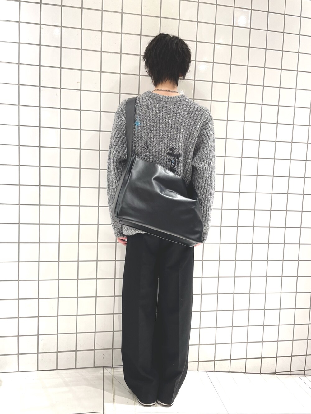 グレー系のニット/セーター、ブラック系のショルダーバッグを着用したメンズの冬コーディネートの3枚目の写真