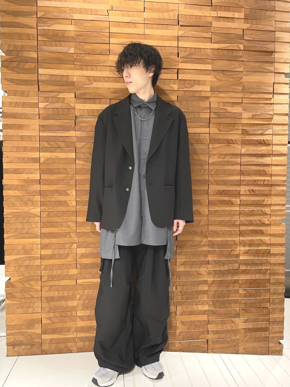 ブラック系のその他アウター、ブラック系のシャツ/ブラウス、ブラック系のカーゴパンツを着用したメンズの秋コーディネートの2枚目の写真