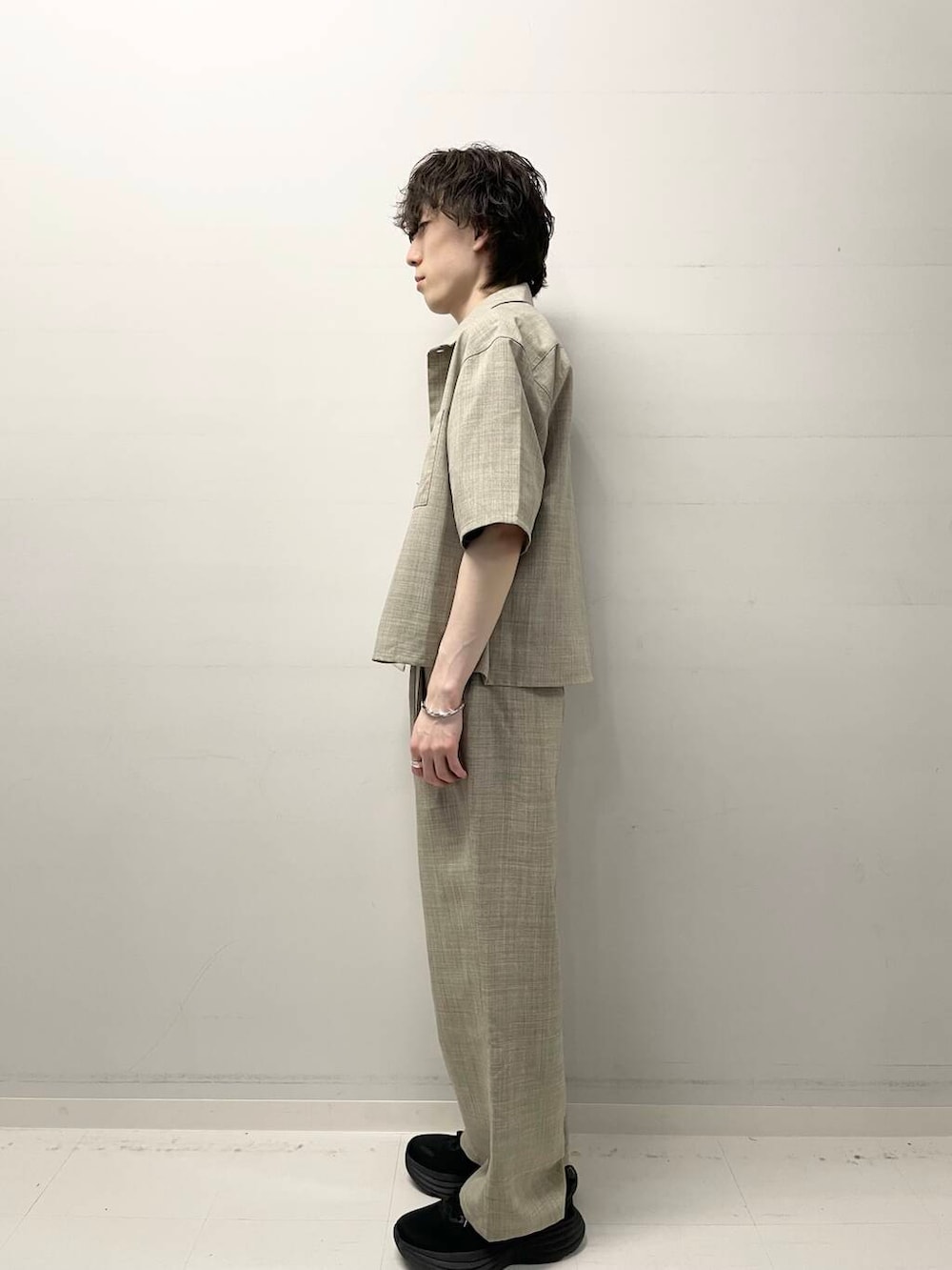 ベージュ系のシャツ/ブラウス、ベージュ系のその他パンツ、ブラック系のTシャツ/カットソーを着用したメンズの春コーディネートの2枚目の写真