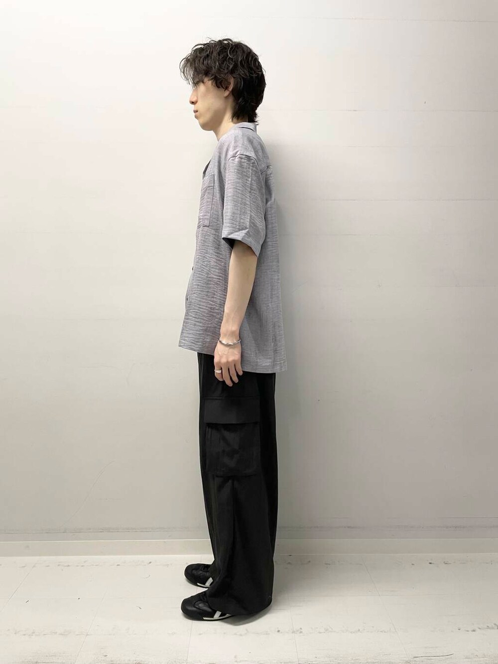 ブラック系のTシャツ/カットソー、グレー系のシャツ/ブラウス、グレー系のその他パンツを着用したメンズの夏コーディネートの2枚目の写真