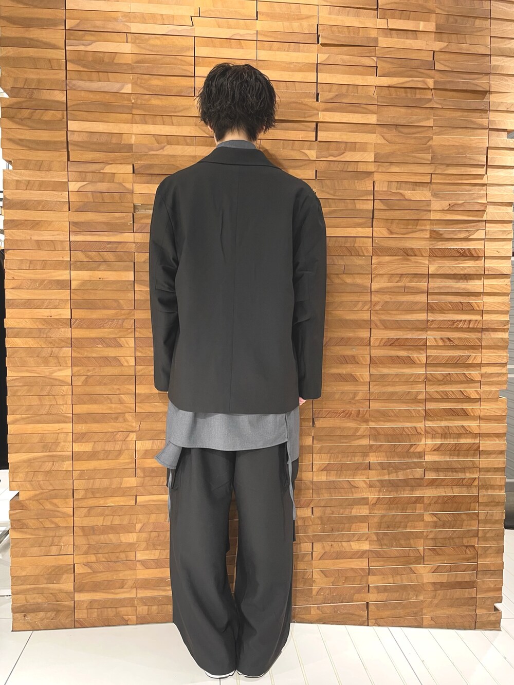 ブラック系のその他アウター、ブラック系のシャツ/ブラウス、ブラック系のカーゴパンツを着用したメンズの秋コーディネートの4枚目の写真